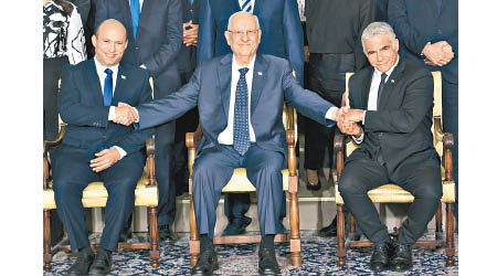 貝內特（左一）就任以色列總理。