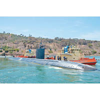 美軍攻擊核潛艇漢普頓號駛離加州聖迭戈海軍基地。