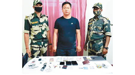 華籍男子韓俊煒（中）在印度被捕。