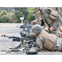 美國海軍陸戰隊亦有武器失竊，圖為陸戰隊隊員接受M240B機關槍射擊訓練。