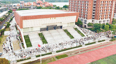 廣州新華學院東莞校區，大批學生排隊接受檢測。