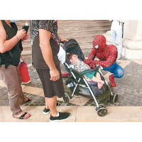 維拉爾迪塔（右）常扮蜘蛛俠逗樂孩童。