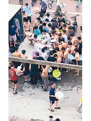 炎炎夏日下，大批學生領取冰塊解暑。