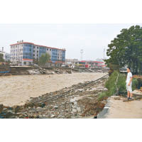 在鞏義市米河鎮，洪水退卻後河道旁滿布垃圾。（中新社圖片）