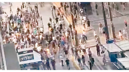 雅典示威者上街表達不滿。