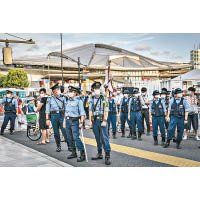 東京警員在示威現場戒備。