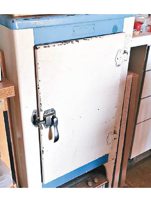 羅伯特古董雪櫃經歷多年來如常運作。