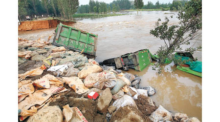 多輛汽車堵塞河南省鶴壁市衞河堤壩缺口處。
