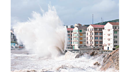 浙江省台州市溫嶺石塘鎮金沙灘掀起驚濤巨浪。（中新社圖片）