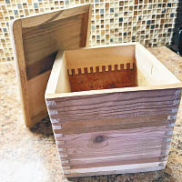 食譜木盒用布爾金亡父的木料製成。