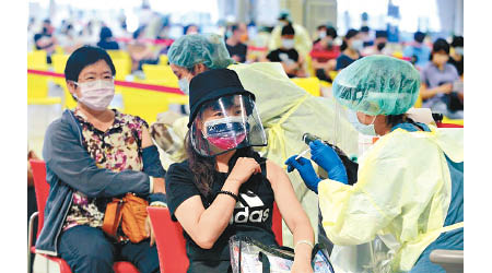 台灣部分縣市因疫苗數量不足，暫停市民預約接種疫苗。