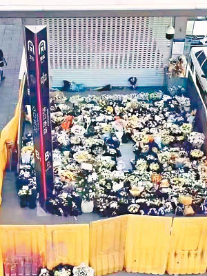 民眾向河南鄭州地鐵遇難者獻花。