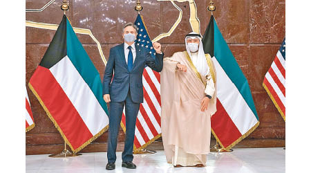 布林肯（左）訪問科威特，與當地官員會晤。
