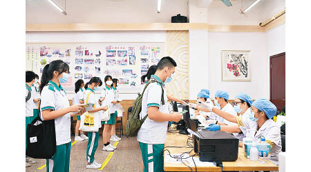 廣州：廣東省廣州市一批初中生登記接種新冠疫苗。（中新社圖片）