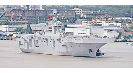 解放軍075型兩棲攻擊艦2號艦返回上海滬東船廠。