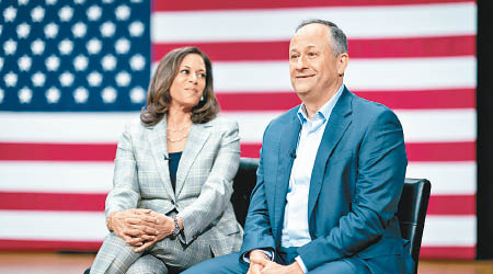 賀錦麗（左）丈夫任德龍（右）率領美國代表團出席東京殘奧會活動。