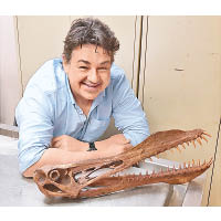 研究員理查茲與新品種的翼龍化石合照。