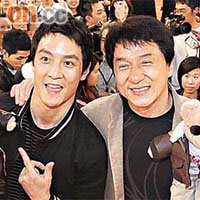 成龍（右）與吳彥祖的魅力沒法擋，吸引數千新加坡fans擠滿商場。
