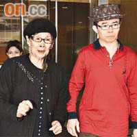 梅媽和兒子梅啟明申請80萬環遊世界被拒後離開法庭。