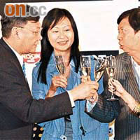 阿Sa和吳雨跟唱片商會主席江國平祝酒。