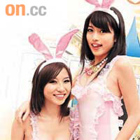 Rainbow（右）與鍾蕙芝青春無敵，穿上兔女郎服飾好cute。