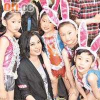 廖碧兒與一班小朋友慶祝復活節。
