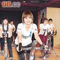 傅穎與歌迷一起踩單車機，聯誼聚會之餘又可強身健體。