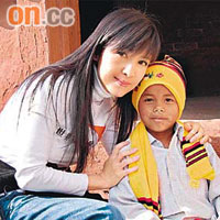 周慧敏在尼泊爾助養了幾名小朋友。
