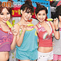（左起）鍾蕙芝、椋名凜、劉欣宜、Rainbow及勞詠君齊齊以性感造型，在街頭冒雨食雪條。