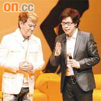陳志雲（右）同阿叻於台上互寸，十分搞笑。