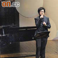 陳志雲在王維基鋼琴伴奏下朗誦《喝采》。
