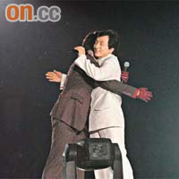 成龍跟Rain惺惺相惜，兩人在台上互擁表示友好。