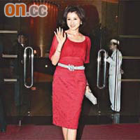 紀香在活動後換上另一條紅色裙，趕往半島酒店赴約。