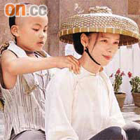 劇中飾演母親的徐若瑄在母親節獲小兒子揼骨，非常幸福。