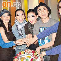 舞台劇煞科時，黃凱芹之fans送上大蛋糕，向眾演員祝賀演出成功。