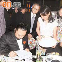 LV晚膳上村上隆被嘉賓要求在餐碟底簽名，簽近百個名簽到手軟。
