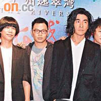 （右起）小肥與RubberBand前晚均有出席「華語音樂盛典2009」頒獎禮。