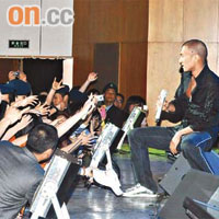 霆鋒在上海舉行歌友會，fans為之瘋狂。