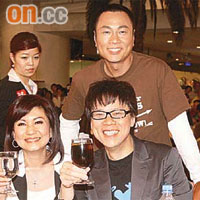 黎耀祥跟樂易玲（左起）、陳志雲及曾勵珍一同欣賞大結局。