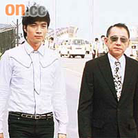 基仔在老闆楊受成（右）和吳雨陪同下，到澳門出席加盟儀式。