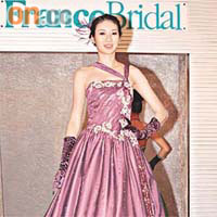 莊思敏與其他女模齊展示多款高貴又大方的婚紗。