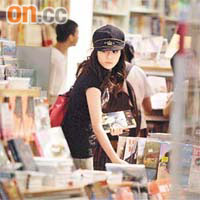 江若琳計劃稍後出書，所以到書店買書取經。