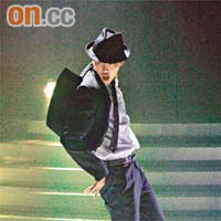 以西裝及紳士帽ＭＪ造型上陣的陳偉霆，雖是首次在螢光幕前跳ＭＪ的舞步，但跳得有板有眼。