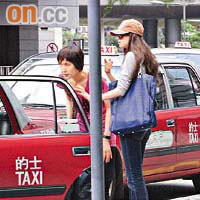 志玲與助手打尖上車時遭司機拒載，並着她們往排隊。