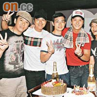 好友陳柏宇（右起）、梁烈唯、蕭正楠、郭政鴻為王浩信慶祝生日。