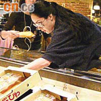 章小蕙細心地選購餸菜。