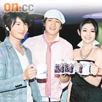 右起：林嘉綺、大S、何潤東跟黃曉明慶祝劇集煞科。