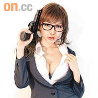 椋名凜以《Counter Strike Online》中的性感槍手造型登場。