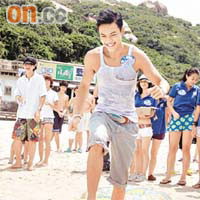 陳偉霆在沙灘與fans玩遊戲。