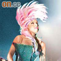 Lady GaGa出場即表演「fing」水髮，非常有型。